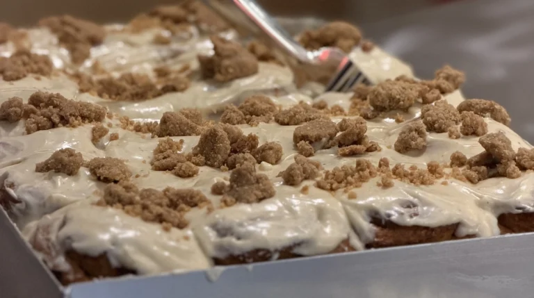 AthensVoice: Ουρές για τα πιο ωραία «άσχημα» cinnamon roll της Αθήνας